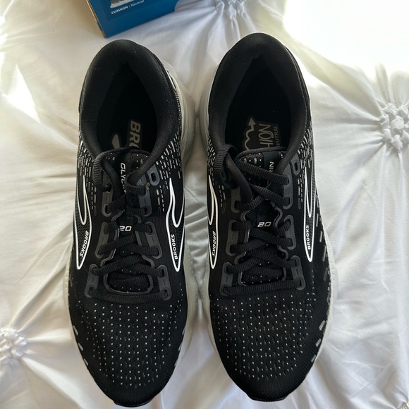 Brooks Black and White Athletic Shoes with Breathable Mesh Women size 8 NEW - Picture 4 of 9